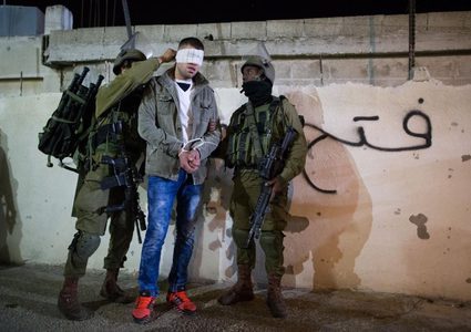 قوات الاحتلال تعتقل شابا من قرية النبي صالح