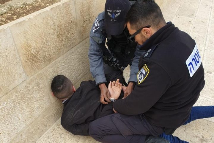 قوات الاحتلال تعتقل شابا من نابلس بدعوى تخطيطه لخطف سلاح جندي