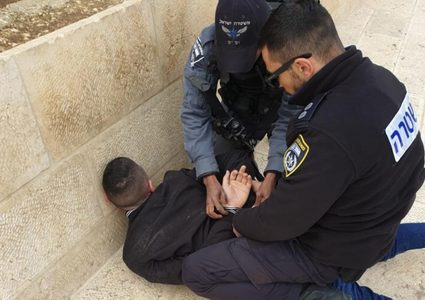 قوات الاحتلال تعتقل شابا من نابلس بدعوى تخطيطه لخطف سلاح جندي