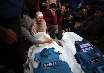 200 وسيلة إعلامية تطفئ صفحاتها الأولى وبرامجها الاذاعية تنديدا باستهداف الصحفيين