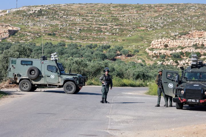 الاحتلال ينصب بوابة حديدية شمال غرب بيت جالا