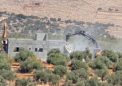 الاحتلال يخطر بهدم عدة منازل وبركسات في المغير شمال شرق رام الله