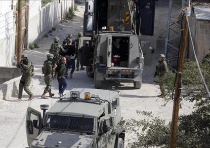 الاحتلال يصيب مواطنًا ويعتقل 13 آخرين خلال اقتحامات واسعة في نابلس