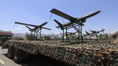 الحوثيون يعلنون استهداف مبنى هيئة أركان جيش الاحتلال ومواقع أخرى بطائرات مسيرة