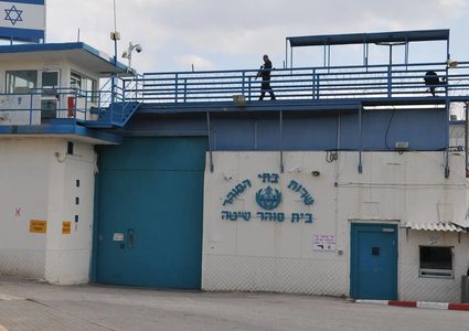 مؤسسات الأسرى: أكثر من 11 ألف معتقل بينهم 400 طفل و49 امرأة و3577 معتقلا إداريا