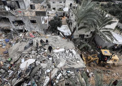 شهداء ومصابون في قصف الاحتلال منزلا وخياما للنازحين في قطاع غزة