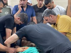 وداع الشهيد محمد جمال عمر مدني من مخيم بلاطة في مدينة نابلس داخل مستشفى رفيديا