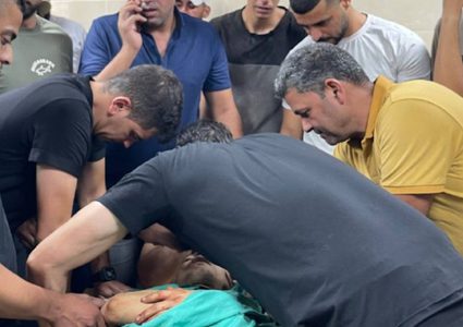 وداع الشهيد محمد جمال عمر مدني من مخيم بلاطة في مدينة نابلس داخل مستشفى رفيديا