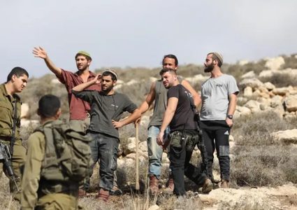 مستعمرون يغلقون المدخل الرئيس لدير جرير