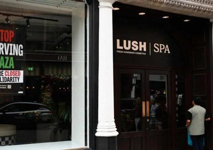 شركة "لوش" البريطانية تغلق متاجرها تضامناً مع غزة