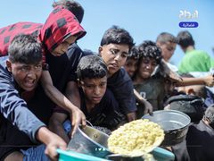 مواطنون يتجمعون أمام تكية خيرية؛ للحصول على قليل من الطعام، في ظل استمرار الحصار والمجاعة وحرب الإبادة بقطاع غزة,