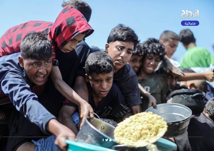 مواطنون يتجمعون أمام تكية خيرية؛ للحصول على قليل من الطعام، في ظل استمرار الحصار والمجاعة وحرب الإبادة بقطاع غزة,