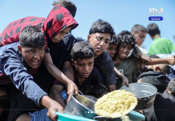 مواطنون يتجمعون أمام تكية خيرية؛ للحصول على قليل من الطعام، في ظل استمرار الحصار والمجاعة وحرب الإبادة بقطاع غزة,
