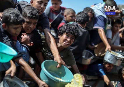 مواطنون يتجمعون أمام تكية خيرية؛ للحصول على قليل من الطعام، في ظل استمرار الحصار والمجاعة وحرب الإبادة بقطاع غزة,