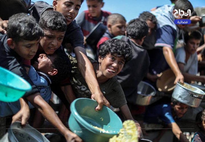 مواطنون يتجمعون أمام تكية خيرية؛ للحصول على قليل من الطعام، في ظل استمرار الحصار والمجاعة وحرب الإبادة بقطاع غزة,