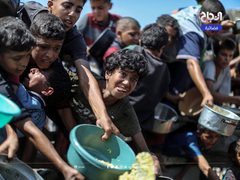 مواطنون يتجمعون أمام تكية خيرية؛ للحصول على قليل من الطعام، في ظل استمرار الحصار والمجاعة وحرب الإبادة بقطاع غزة,
