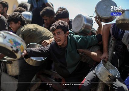 مواطنون يتجمعون أمام تكية خيرية؛ للحصول على قليل من الطعام، في ظل استمرار الحصار والمجاعة وحرب الإبادة بقطاع غزة,