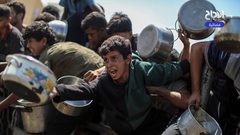 مواطنون يتجمعون أمام تكية خيرية؛ للحصول على قليل من الطعام، في ظل استمرار الحصار والمجاعة وحرب الإبادة بقطاع غزة,