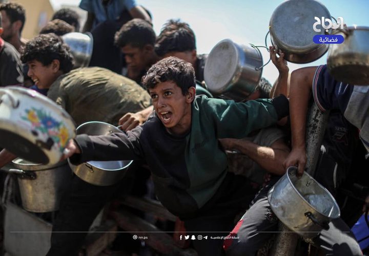 مواطنون يتجمعون أمام تكية خيرية؛ للحصول على قليل من الطعام، في ظل استمرار الحصار والمجاعة وحرب الإبادة بقطاع غزة,