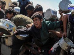 مواطنون يتجمعون أمام تكية خيرية؛ للحصول على قليل من الطعام، في ظل استمرار الحصار والمجاعة وحرب الإبادة بقطاع غزة,