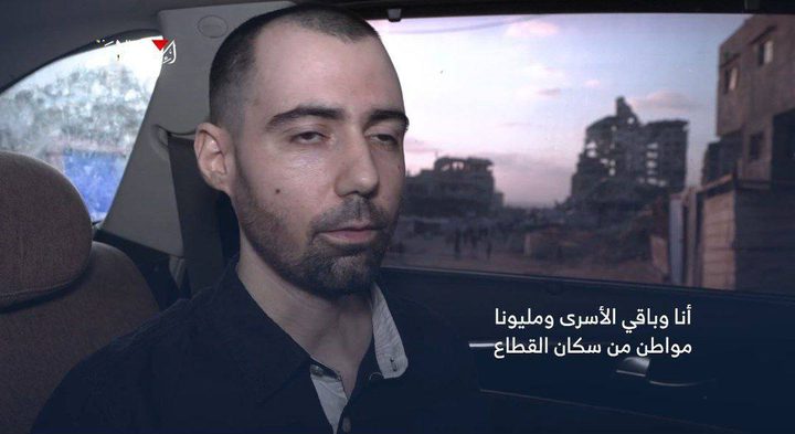 القسام تنشر مشاهد لأسيرين إسرائيليين في جولة بغزة
