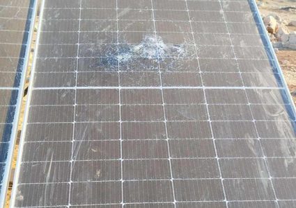 مستوطنون يعتدون على نظام خلايا شمسية في الأغوار الشمالية