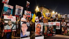 ضباط اسرائيليون يحذرون عائلات الاسرى من احتلال غزة