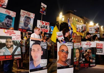 ضباط اسرائيليون يحذرون عائلات الاسرى من احتلال غزة