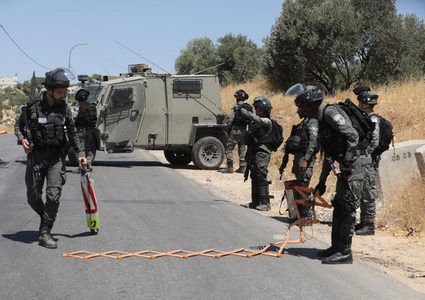 قوات الاحتلال تغلق منطقة المطينة قضاء بيت لحم