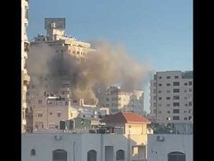 بالفيديو| الاحتلال يقصف برج المشتهى غرب غزة ويحوله إلى ركام