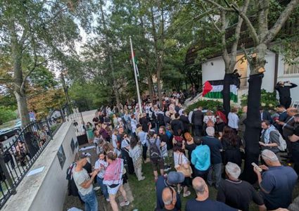 المئات يشاركون في وقفة شموع ببودابست تكريمًا لأرواح أطفال غزة