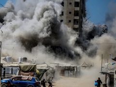 برج السوسي السكني الذي دمّرته طائرات الاحتلال قبل قليل في مدينة غزة