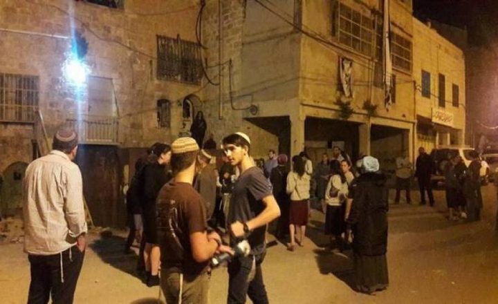 مستوطنون يعتدون بالضرب المبرح على عائلة غرب الخليل