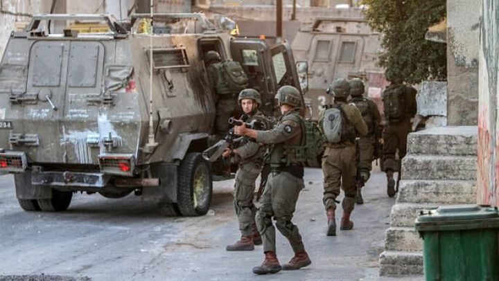 حملة اعتقالات في عناتا شمال القدس طالت نحو 16 مواطنا