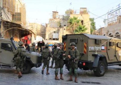 الاحتلال يفتش منازل وينصب حواجز عسكرية في محافظة الخليل