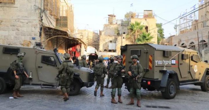 الاحتلال يفتش منازل وينصب حواجز عسكرية في محافظة الخليل