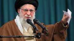 خامنئي يوصي الحكومة بطهران بتخزين المواد الأساسية والاستعداد للمخاطر المحتملة