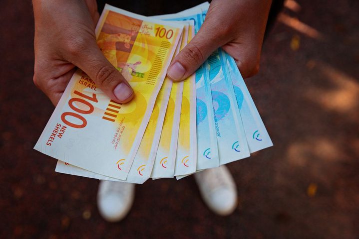 المالية: صرف رواتب الموظفين العموميين عن شهر حزيران اليوم بنسبة لا تقل عن 50%