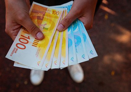 المالية: صرف رواتب الموظفين العموميين عن شهر حزيران اليوم بنسبة لا تقل عن 50%