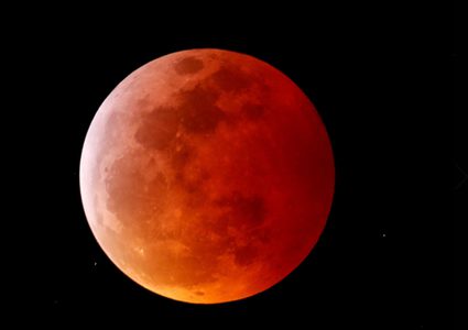 فلسطين تشهد خسوفا كليا للقمر مساء اليوم