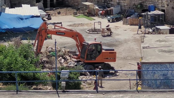 الاحتلال يهدم محالا تجارية في سوق الخضار المركزي في بيتا جنوب نابلس