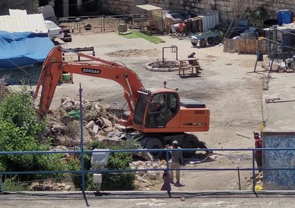 الاحتلال يهدم محالا تجارية في سوق الخضار المركزي في بيتا جنوب نابلس