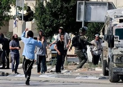 مستعمرون يهاجمون مركبات المواطنين على مفترق زعترة