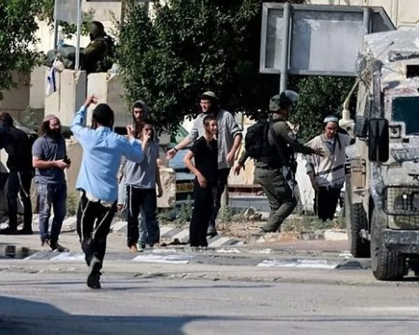مستعمرون يهاجمون مركبات المواطنين على مفترق زعترة