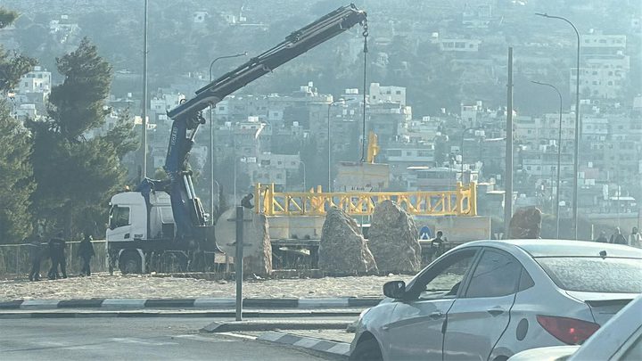 الاحتلال ينصب بوابة حديدية بمحاذاة جامعة خضوري بالعروب ويشق شارع استيطاني جديد