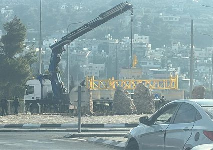 الاحتلال ينصب بوابة حديدية بمحاذاة جامعة خضوري بالعروب ويشق شارع استيطاني جديد