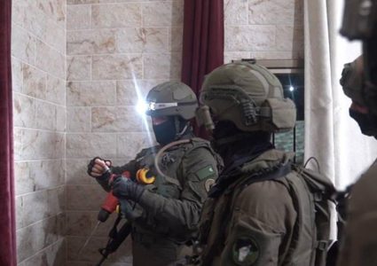 الاحتلال يأخذ قياسات منزل في قطنة تمهيدا لهدمه