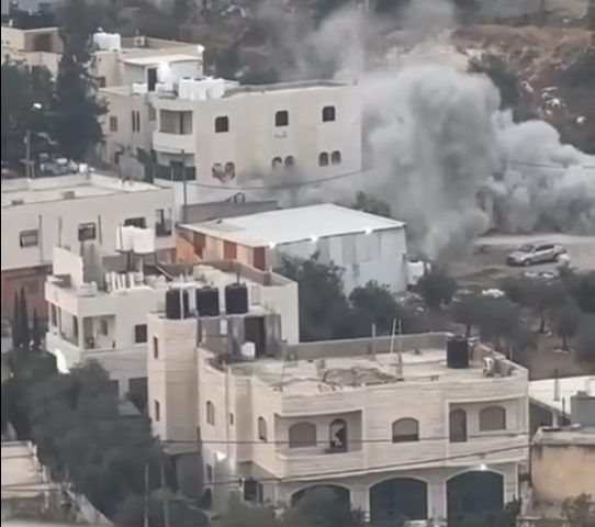 الاحتلال يفجّر منزل الأسير ثابت مسالمة في بيت عوا ويصيب مواطنين خلال مواجهات