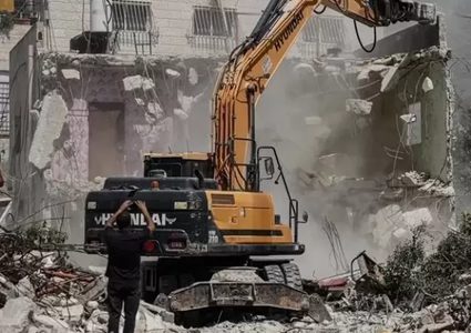 الاحتلال يهدم سورا ويخطر بهدم منازل ومنشآت شمال غرب القدس