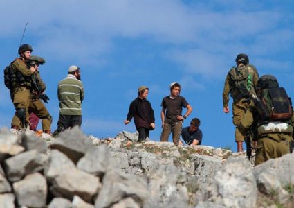 رام الله: إصابة مواطن وسرقة مركبته في اعتداء للمستوطنين على دير دبوان